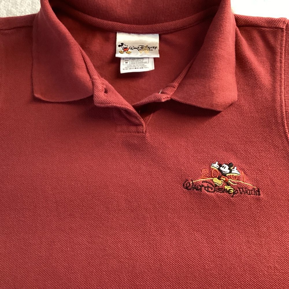 WALDISNEY  WORLDS  VINTAGE 2001 RN84167 WOMEN’S SLEEVELESS POLO TOP SIZE:MEDIUM